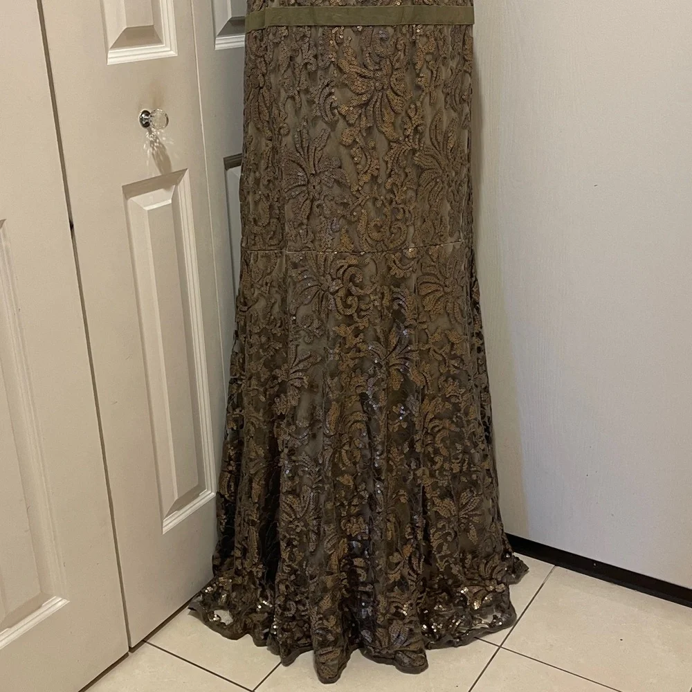 TADASHI SHOJI Elegant Gold Floral Gown - Picture 5 of 13